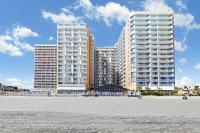 dos edificios altos frente a una playa con condominios en Sands Ocean Club, en Myrtle Beach