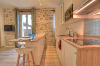 Una cocina o kitchenette en 2P avec grande terrasse, situation id&eacute;ale / Vieille ville