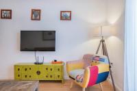 Televízia a/alebo spoločenská miestnosť v ubytovaní UrbanChicMalaga 3 Bedroom Spacious Quiet Historic Malaga Apt