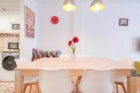 Kuchyňa alebo kuchynka v ubytovaní UrbanChicMalaga 3 Bedroom Spacious Quiet Historic Malaga Apt