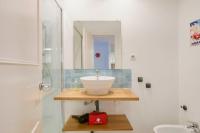 Kúpeľňa v ubytovaní UrbanChicMalaga 3 Bedroom Spacious Quiet Historic Malaga Apt