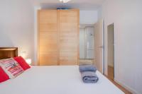 Posteľ alebo postele v izbe v ubytovaní UrbanChicMalaga 3 Bedroom Spacious Quiet Historic Malaga Apt