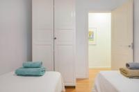 Posteľ alebo postele v izbe v ubytovaní UrbanChicMalaga 3 Bedroom Spacious Quiet Historic Malaga Apt