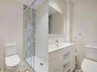 Kúpeľňa v ubytovaní UrbanChicMalaga 3 Bedroom Spacious Quiet Historic Malaga Apt