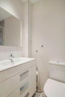 Kúpeľňa v ubytovaní UrbanChicMalaga 3 Bedroom Spacious Quiet Historic Malaga Apt