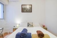 Posteľ alebo postele v izbe v ubytovaní UrbanChicMalaga 3 Bedroom Spacious Quiet Historic Malaga Apt