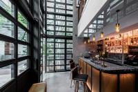 un bar en un edificio con grandes ventanales en Ovolo Central, en Hong Kong