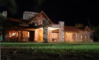 una casa por la noche con las luces encendidas en Suter Petit Hotel, en San Rafael