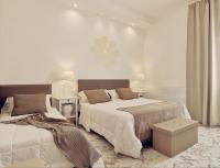 Łóżko lub łóżka w pokoju w obiekcie FLOS Guest House