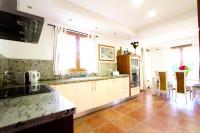 Kuchnia lub aneks kuchenny w obiekcie Villa Puerto Adriano