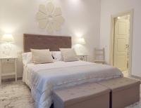 Łóżko lub łóżka w pokoju w obiekcie FLOS Guest House