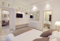 Telewizja i/lub zestaw kina domowego w obiekcie FLOS Guest House