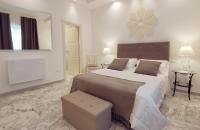 Łóżko lub łóżka w pokoju w obiekcie FLOS Guest House