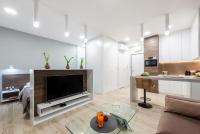Televízia a/alebo spoločenská miestnosť v ubytovaní Apartament Luxury Miedzyborska 8b