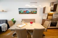 Kuchnia lub aneks kuchenny w obiekcie Finest Kitzblick Golf Suites by All in One Apartments