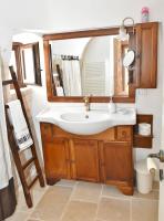 A bathroom at Trullo Cime Bianche