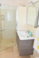 A bathroom at Trullo Cime Bianche