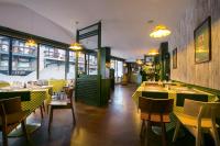 Un restaurante con mesas y sillas en una sala. en Hotel Piolets Soldeu Centre by Nexta, en Soldeu