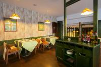 Un comedor con mesas y sillas en un restaurante. en Hotel Piolets Soldeu Centre by Nexta, en Soldeu