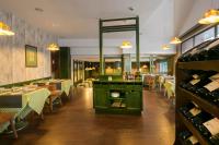 Un restaurante con mesas, sillas y botellas de vino. en Hotel Piolets Soldeu Centre by Nexta, en Soldeu