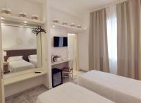 Łóżko lub łóżka w pokoju w obiekcie FLOS Guest House