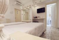 Łóżko lub łóżka w pokoju w obiekcie FLOS Guest House