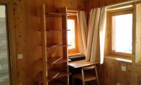 a room with a book shelf and a window at Hotelski in Verbier
