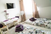 A bed or beds in a room at Pension & Restaurant La Amalia