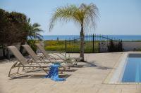 Bazén v ubytování Ayia Thekla Sea Front nebo v jeho okolí