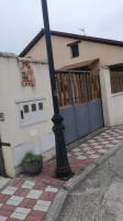 una luz de la calle negra frente a una casa en El Balcón de la Mata, en Mata de Quintanar