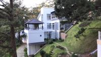 ein weißes Haus mit einem Pavillon auf einem Hügel in der Unterkunft Biệt Thự Lan Anh Đà Lạt in Da Lat