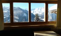 a window with a view of a snowy mountain at Hotelski in Verbier