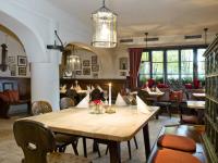 un restaurante con una gran mesa de madera y sillas en Hotel zur Waldbahn, en Zwiesel