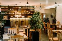 ein Restaurant mit Tischen und Stühlen und eine Bar in der Unterkunft GOŚCINIEC ZACISZE - pokoje & restauracja blisko A2 Dąbie - Uniejów in Dąbie