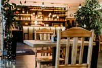 ein Tisch in einem Restaurant mit zwei Holzstühlen in der Unterkunft GOŚCINIEC ZACISZE - pokoje & restauracja blisko A2 Dąbie - Uniejów in Dąbie