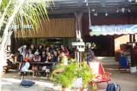 un grupo de personas posando para una foto frente a un edificio en Tsunami Hostel, en Tamarindo