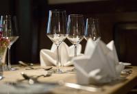 una mesa con cuatro copas de vino en una mesa en Hotel zur Waldbahn, en Zwiesel