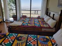 ラリベラにあるTop Twelve Hotel - Lalibelaの海の見える部屋にベッドが2つあります