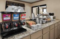 Baymont by Wyndham Belleville Airport Area Free Airport Shuttleにあるキッチンまたは簡易キッチン