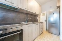 Kuchyň nebo kuchyňský kout v ubytování Victoria Sun Apartments