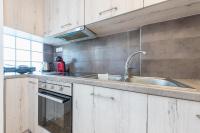 Kuchyň nebo kuchyňský kout v ubytování Victoria Sun Apartments