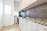 Kuchyň nebo kuchyňský kout v ubytování Victoria Sun Apartments