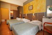 Postel nebo postele na pokoji v ubytování Socrates Hotel