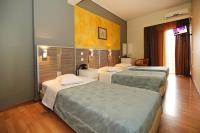 Postel nebo postele na pokoji v ubytování Socrates Hotel