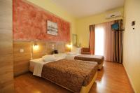 Postel nebo postele na pokoji v ubytování Socrates Hotel
