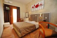 Postel nebo postele na pokoji v ubytování Socrates Hotel