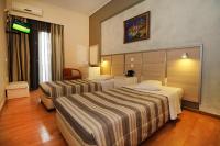 Postel nebo postele na pokoji v ubytování Socrates Hotel