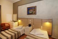 Postel nebo postele na pokoji v ubytování Socrates Hotel