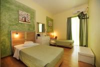Postel nebo postele na pokoji v ubytování Socrates Hotel