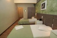 Postel nebo postele na pokoji v ubytování Socrates Hotel